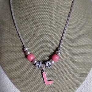 Pink beaded silvertone mesh chain initial L necklace